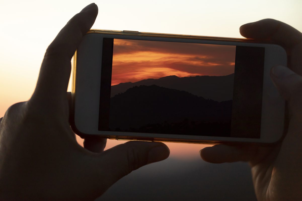 Les meilleurs smartphones pour la photographie en 2025 1 close up mobile phone being held by hands