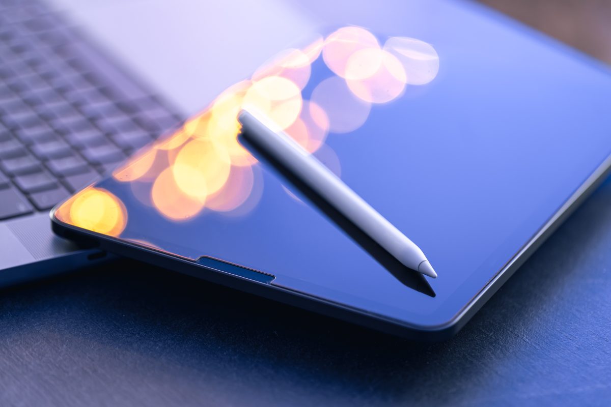 digital tablet stylus pen laptop desktop close up
